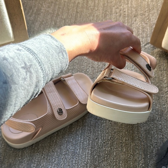 Gucci Cream Sandals with Adjustable Straps - Picture 9 of 12